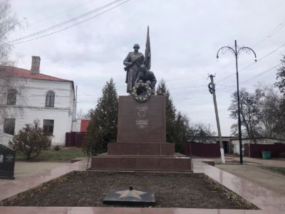 Братская могила воинов Советской Армии, погибших в феврале 1943 г. Захоронено 502 человека, установлено фамилий на 260 человек. Скульптура установлена в 1954 году