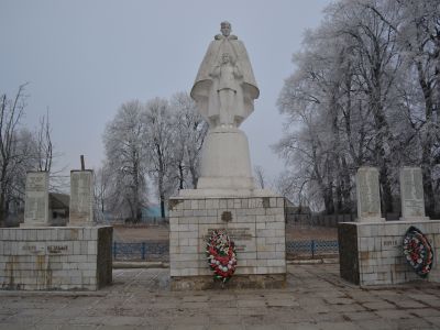 Братская могила 24 советских воинов, погибших в 1941 г. в бою с немецко-фашистскими захватчиками