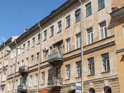 Дом, где у Шестаковой Людмилы Ивановны, сестры композитора Глинки Михаила Ивановича, в 1866-1871 гг., 1873-1878 гг. собирались участники "Могучей кучки" (кв. 7, 8, 9, 29 - б.кв. 6)