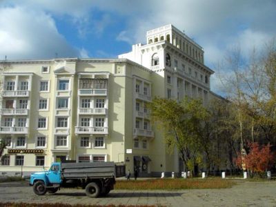 Дом завода "Нефтегаз"