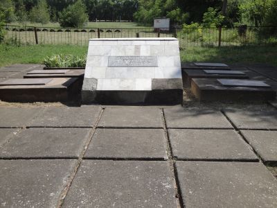 Братская могила воинов Советской Армии, погибших в 1942 - 1943 гг.