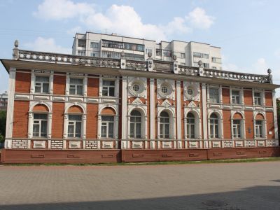 Дом, в котором в 1918 г. была провозглашена советская власть в Архангельской губернии. В этом доме в феврале и июне 1918 г. проходили первые губернские съезды Советов рабочих, крестьянских и солдатских депутатов