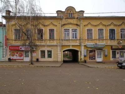 Двухэтажный кирпичный жилой дом с лавками и проездной аркой