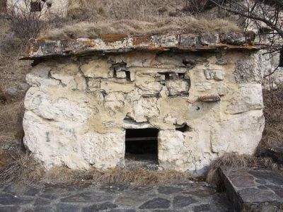 Склеп полуподземный с гладкой фасадной стеной 10