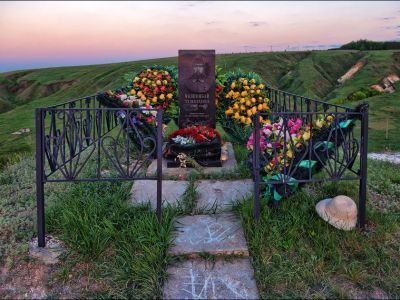 Могила Героя Советского Союза Чолпонбая Тулибердиева