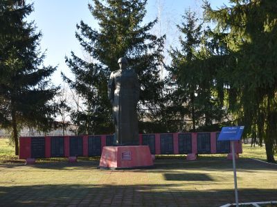 Памятник погибшим воинам-землякам