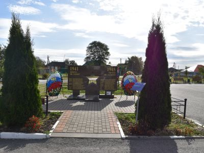 Братская могила советских воинов, погибших в боях с фашистскими захватчиками в 1943 году. Захоронено 16 человек, имена установлены. Обелиск