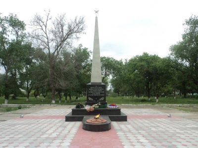 Братская могила воинов, погибших в 1941 - 1945 гг. в боях с немецко-фашистскими захватчиками и мирных советских жителей, расстрелянных фашистами