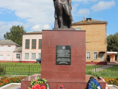 Братская могила советских воинов, погибших в боях с фашистскими захватчиками в 1943 году. Захоронено 137 человек, имена установлены. Скульптура советского воина