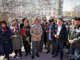 К мемориальной доске воинам-журналистам Якутии возложили цветы