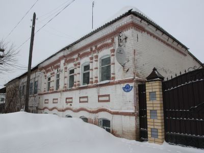 Дом жилой (два жилых дома, соединенные вставкой)