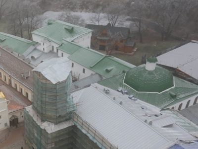 Прясло крепостной стены с Келарским корпусом и гостевыми палатами между Пивной и Келарской башнями