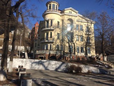 Многоквартирный жилой дом - памятник творчества известного дальневосточного архитектора А. И. Порецкого (ныне - художественное училище)