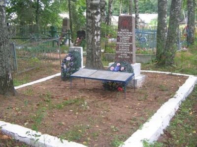 Братская могила советских воинов