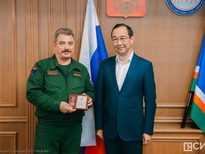 Глава Якутии наградил сотрудников Авиалесоохраны юбилейным знаком «100 лет Якутской АССР»
