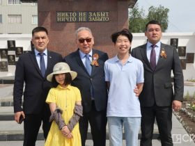 В Дни армейской культуры на площади Победы Якутска возложили цветы якутянам-героям