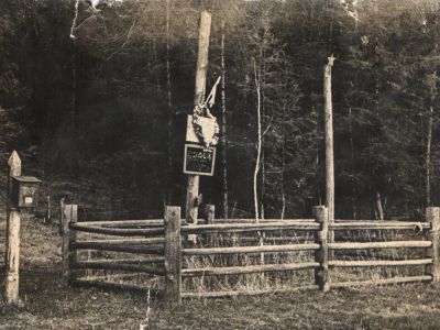 Коновязь-сэргэ, поставленный Ф.К. Поповым в 1942 г.