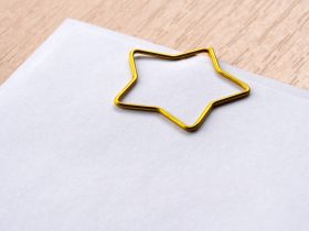 Скрепки фигурные Globus - звездочка 30 мм 12 шт. пластик. коробка, европодвес, золотые