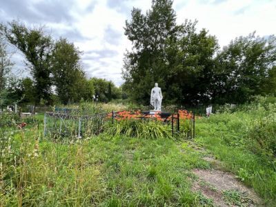 Братская могила воинов Советской Армии, погибших в феврале 1943 года. Захоронено и установлено фамилий на 25 человек. Скульптура установлена в 1956 году