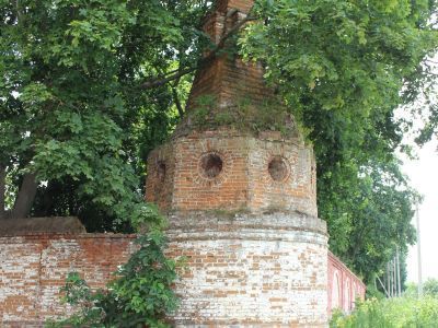 Угловая башня и ограда парка бывшей усадьбы Кантемира