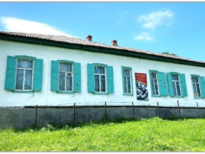 Здание приходской школы, в которой с 1942-1947 гг. размещался детский дом для детей блокадного Ленинграда