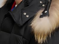 Стеганая куртка с капюшоном и меховой опушкой