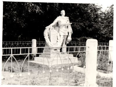 Братская могила советских  воинов, погибших в боях с фашистами