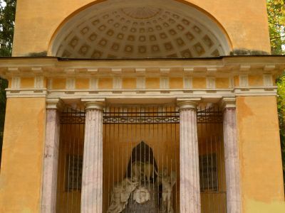 Памятник любезным родителям