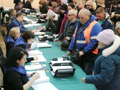 На избирательных участках Мирного многолюдно