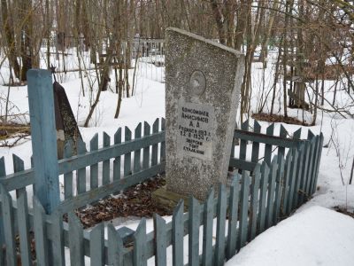 Могила комсомольца  Андрея Анисимова, убитого кулаками в 1934 году. На могиле установлен обелиск