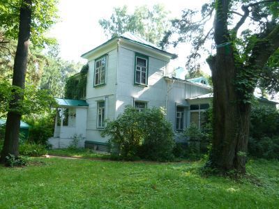 Здание Елизаветинской бесплатной лечебницы. Здесь с 1935 г. по 1980-е гг. жили и работали ученые-математики Александров П.С. и Колмогоров А.Н.