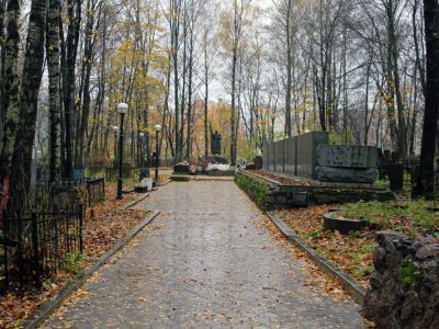 Братское захоронение советских воинов, погибших в 1939-40 гг. и в 1941-44 гг., в числе погибших - Герои Советского Союза: Авдеев Тимофей Петрович (1918-1944), Вагин Виктор Андрианович (1923-1944), Видящев Николай Тимофеевич (1903-1940), Курков Степан Иван