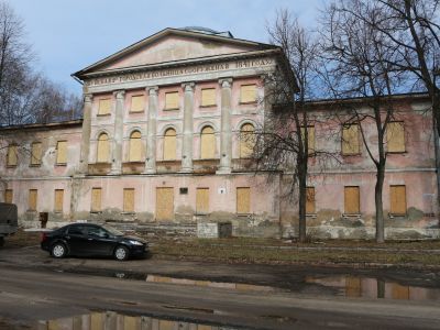 Здание городской больницы с оградой и решёткой