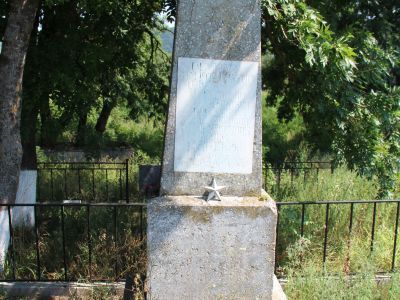 Обелиск  (на братской могиле) 28 воинам, погибшим при освобождении села от немецко-фашист. захватчиков в 1942 г.