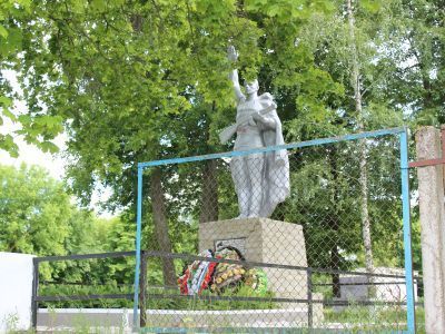 Братская могила 17 советских воинов, погибших в 1941 и 1943 гг. в боях с немецко-фашистскими захватчиками