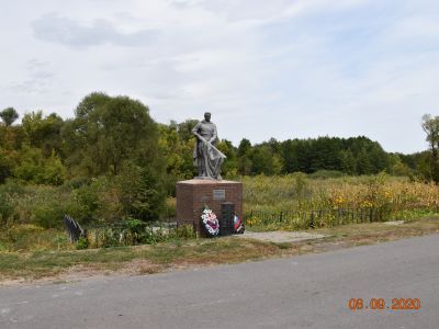 Братская могила советских воинов, погибших в боях с фашистскими захватчиками в 1943 году. Захоронено 10 человек, установлены имена 7 человек. Скульптура советского воина