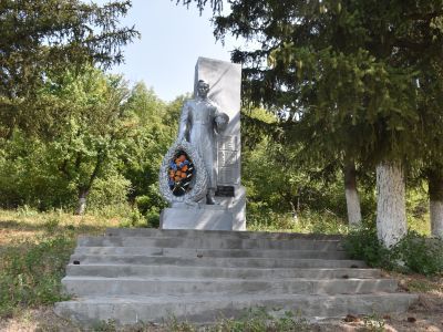 Братская могила советских воинов, погибших в боях с фашистскими захватчиками в 1943 году. Захоронен 41 человек, имена 11 человек установлены. Скульптура советского воина