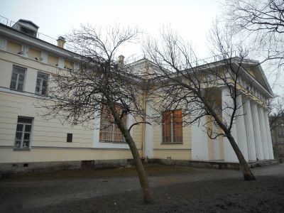 Садовый корпус с портиком