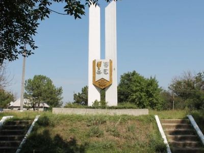 Братская могила советских воинов и памятный знак в честь воинов-односельчан, погибших в годы Великой Отечественной войны