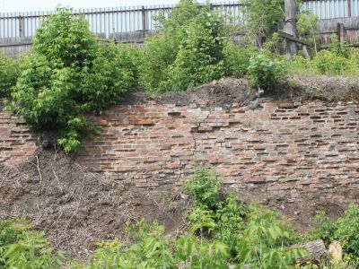 Плотина с кирпичной стеной