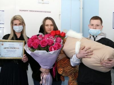 В Удачном родителям первых новорожденных 2022 года вручили сертификаты капитала «Дети столетия»