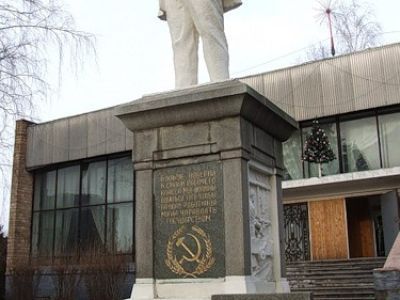 Первый в стране памятник В.И. Ленину, открытый 22 января 1924 г. и сооруженный на средства рабочих города и окрестных сел