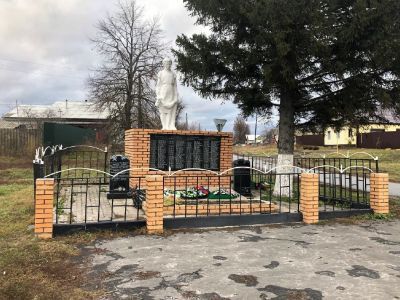 Братская могила воинов Советской Армии, погибших в марте 1943 года. Захоронено 113 человек, установлено фамилий на 110 человек. Скульптура установлена в 1965 году