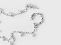 Серебристый кафф с жемчужными бусинами Глория Джинс