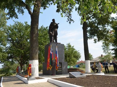 Братская могила советских воинов, погибших в боях с фашистскими захватчиками в 1943 году. Захоронено 11 человек, имена не установлены. Скульптура советского воина