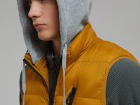 Утепленный жилет со съемным капюшоном