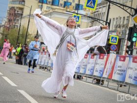 Сотни якутян в национальной одежде пробежали на марафоне Олонхо