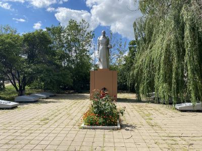 Братская могила советских воинов, погибших в боях с фашистскими захватчиками. Памятник воинам-землякам, погибшим в годы Великой Отечественной войны