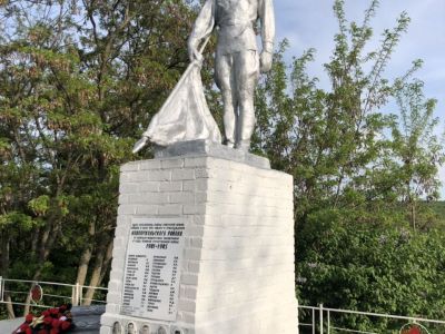 Братская могила  советских воинов, погибших в боях с фашистскими захватчиками в 1943 году. Захоронено 68 человек, имена 35 человек  установлены. Скульптура советского воина со знаменем