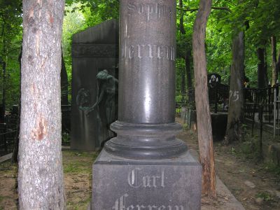 Надгробие Феррейна Карла Ивановича (1802-1877 гг.), фармацевта, основателя фирмы "Феррейн"